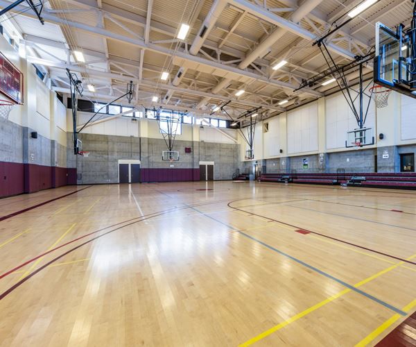 Cancha de baloncesto bajo techo