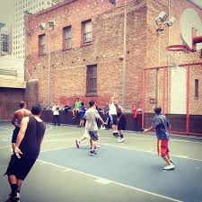 Hombres jugando baloncesto en el Parque Infantil Willie “Woo Woo” Wong