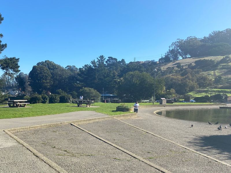 Proyecto de Mejoras ADA de Louis Sutter - sendero cerca del lago antes de la construcción