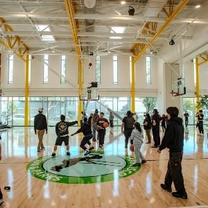 Jóvenes jugando en el gimnasio renovado del Centro Recreativo Gene Friend