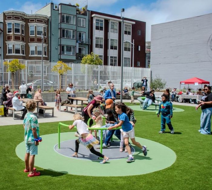 A los niños les encanta el nuevo patio de juegos del Centro Recreativo Gene Friend