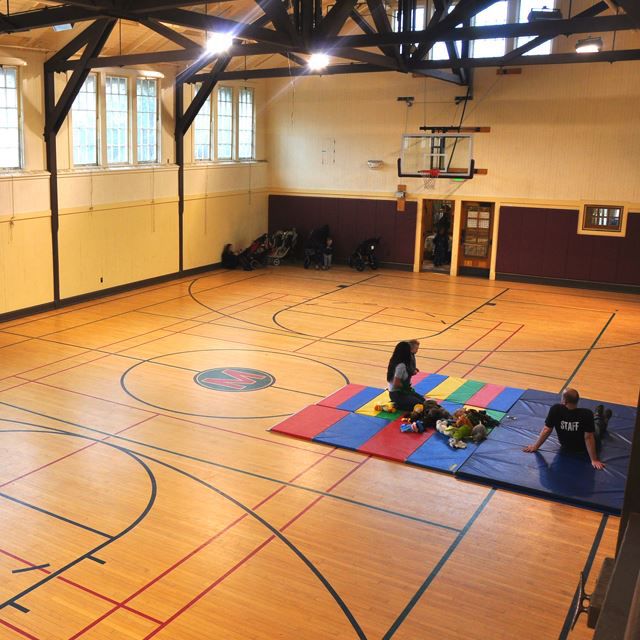 Colchonetas extendidas en un gimnasio