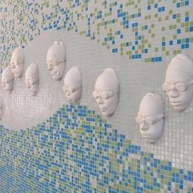 Arte mural con rostros de nadadores