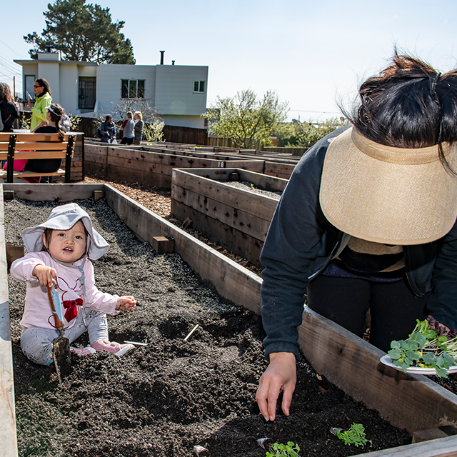 Mujer y niño trabajando en el jardín