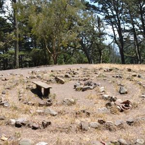 公园最高处的石砌迷宫岩阵