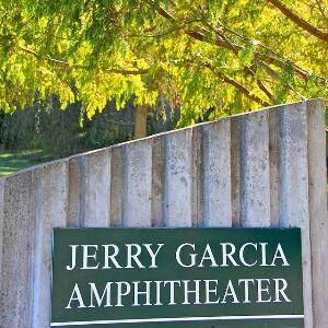 Bảng hiệu Nhà hát ngoài trời Jerry Garcia